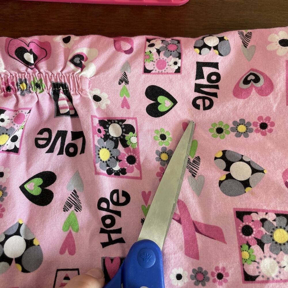 SB Scrubs Breast Cancer Awareness Pink Ribbons Hearts Scrub Top Size M Cotton - Picture 7 of 10